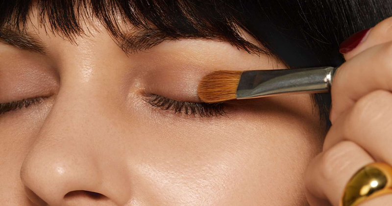 How to apply eyeshadow like a pro: instructions with pictures