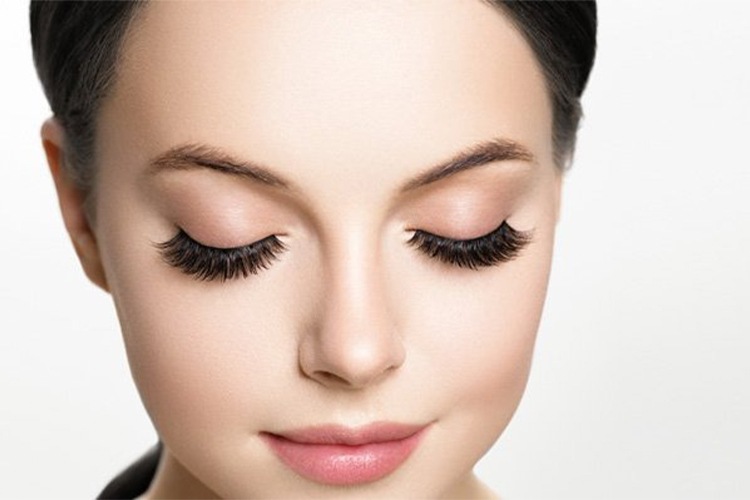 How to grow your eyelashes naturally